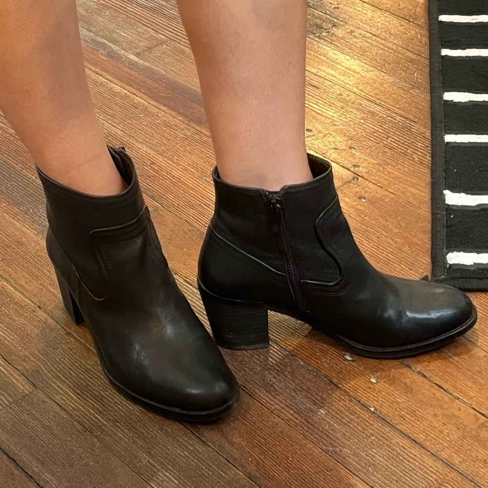 Ankle boots in black leather size 6